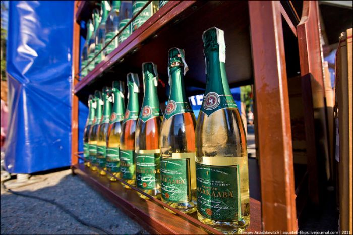 Рекорд Гиннесса. Самый большой бокал с шампанским в мире (22 фото)