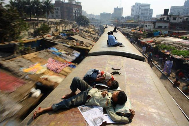 Безбилетные пассажиры на крышах поездов в Бангладеше (20 фото)