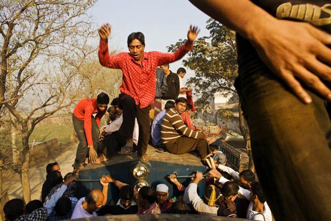 Безбилетные пассажиры на крышах поездов в Бангладеше (20 фото)