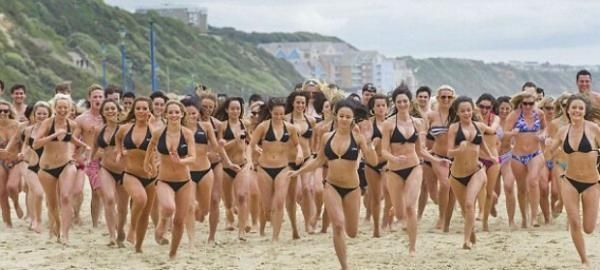 Толпа девушек в бикини плескаясь в душе, установили мировой рекорд (4 фото)