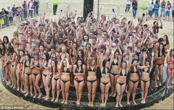Толпа девушек в бикини плескаясь в душе, установили мировой рекорд (4 фото)