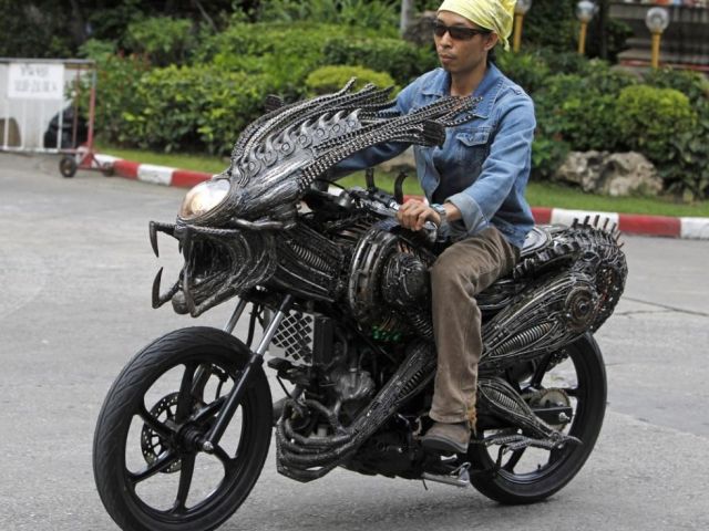 Мотоцикл по мотивам фильма «Чужой против Хищника» (5 фото)