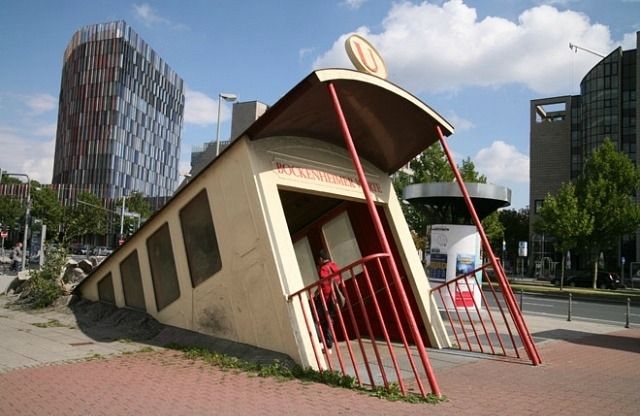 Необычный вход на станцию метро во Франкфурте (6 фото)