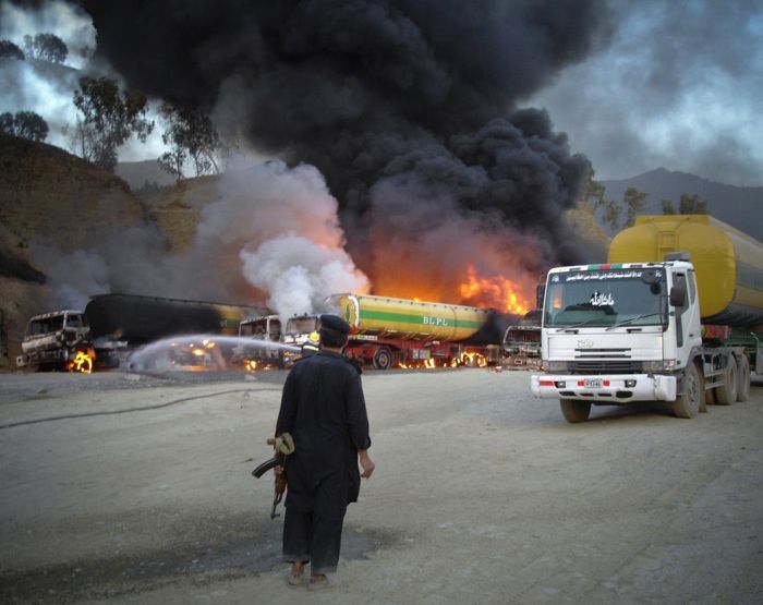 Взрыв цистерн с топливом в Пакистане (29 фото)