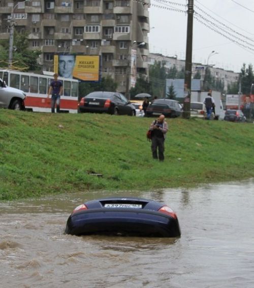 Автомобиль ушел под воду в Самаре (7 фото)