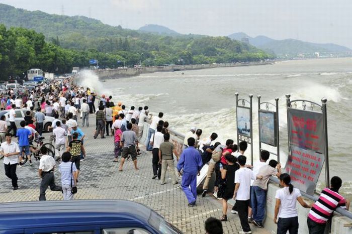 Бушующие волны на реке Цяньтан (28 фото)