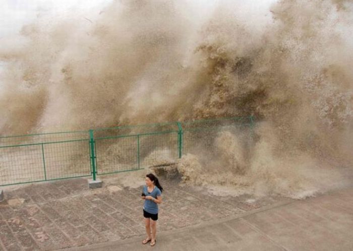 Бушующие волны на реке Цяньтан (28 фото)