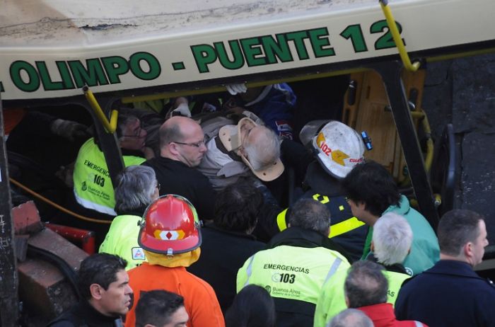 Столкновение автобуса и поезда в Аргентине (9 фото)