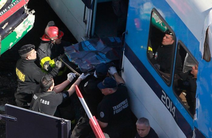 Столкновение автобуса и поезда в Аргентине (9 фото)