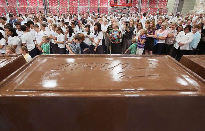 Самая большая в мире шоколадка (13 фото)