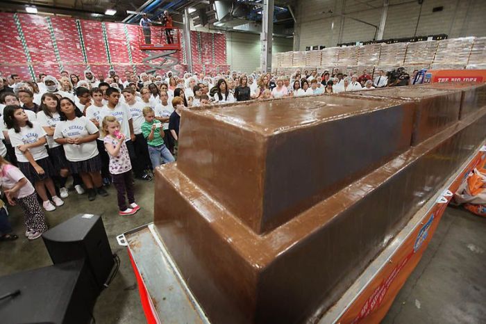 Самая большая в мире шоколадка (13 фото)