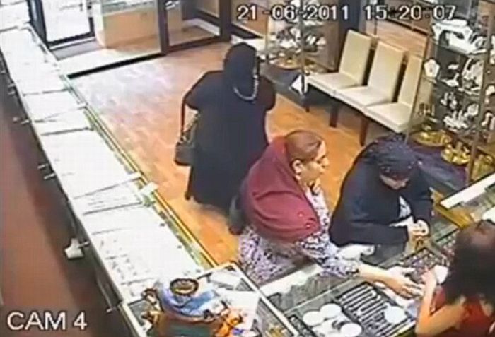 Ограбление ювелирного магазина в Румынии (3 фото+видео)