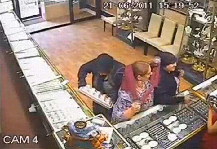 Ограбление ювелирного магазина в Румынии (3 фото+видео)