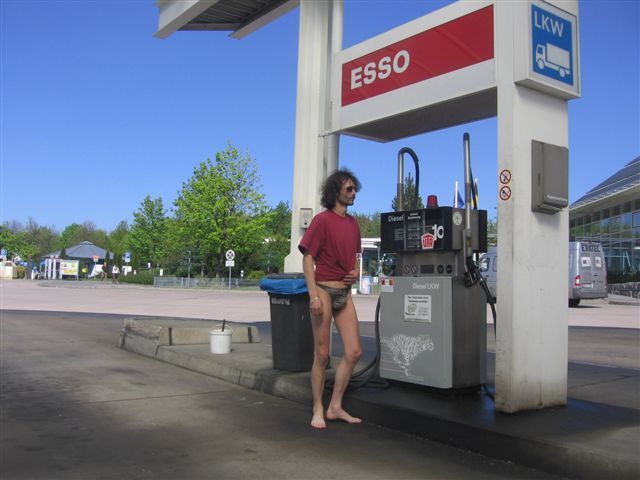 Странный бензоколонщик (50 фото)