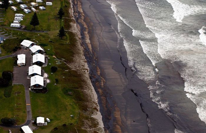 Крушение контейнеровоза Rena у берегов Новой Зеландии. Разлив нефти (32 фото)