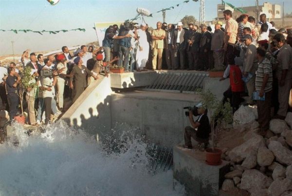 Грандиозный водный проект Каддафи (4 фото)