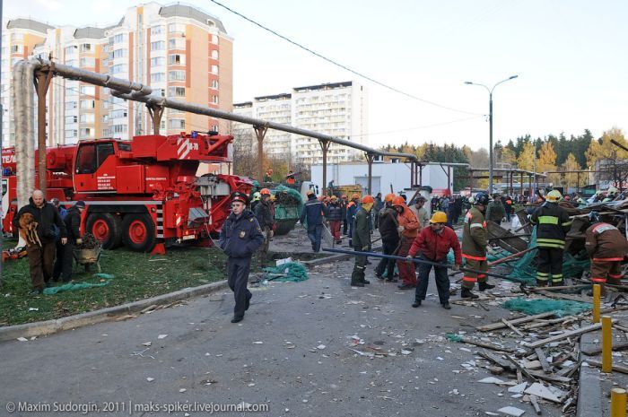 Обрушение строительных лесов в Зеленограде (29 фото)