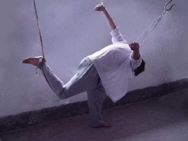 Как пытают заключенных в китайских тюрьмах (10 фото)