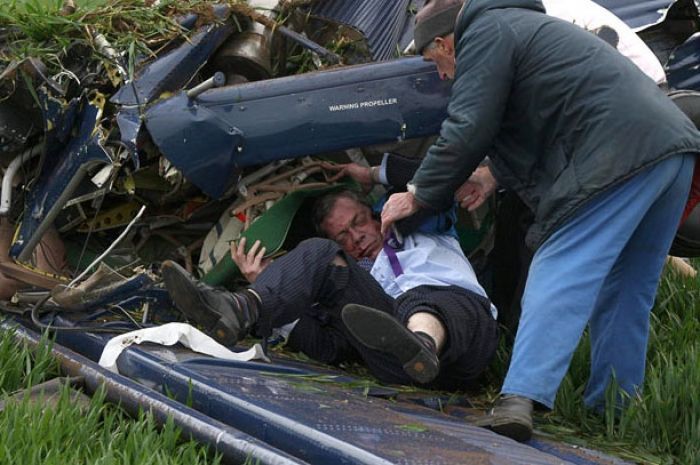 Авиакатастрофа с участием британского политика (5 фото)