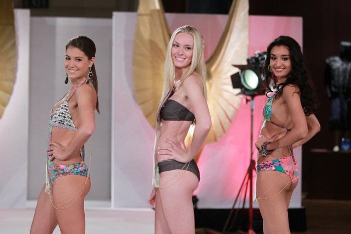 Конкурсантки «Мисс мира-2011» разделись до купальников (66 фото)
