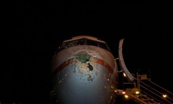 Самолет попал под град (9 фото)