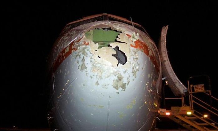 Самолет попал под град (9 фото)