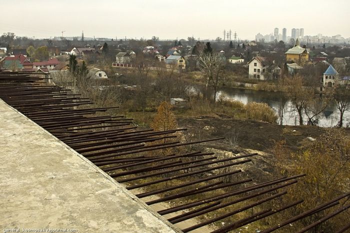 В Киеве в реку рухнул кран (53 фото)