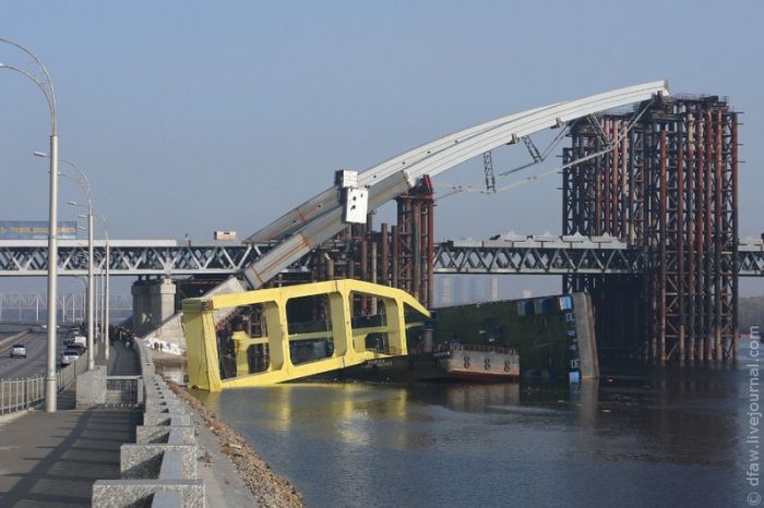 В Киеве в реку рухнул кран (53 фото)