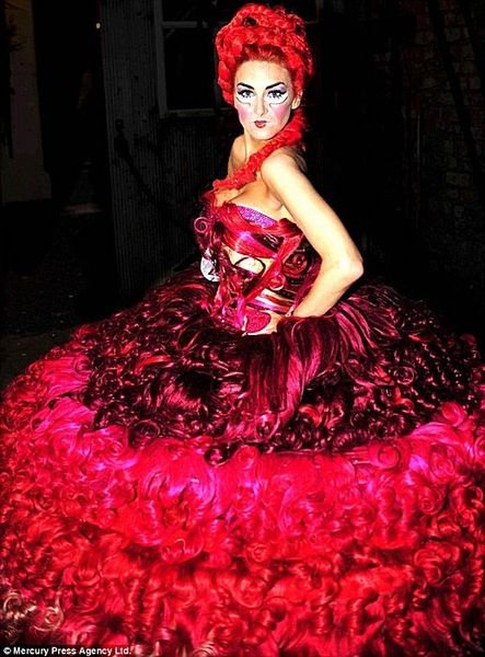Платье из человеческих волос: 95-килограммовый наряд дизайнера Тельмы Мэдин (5 фото)