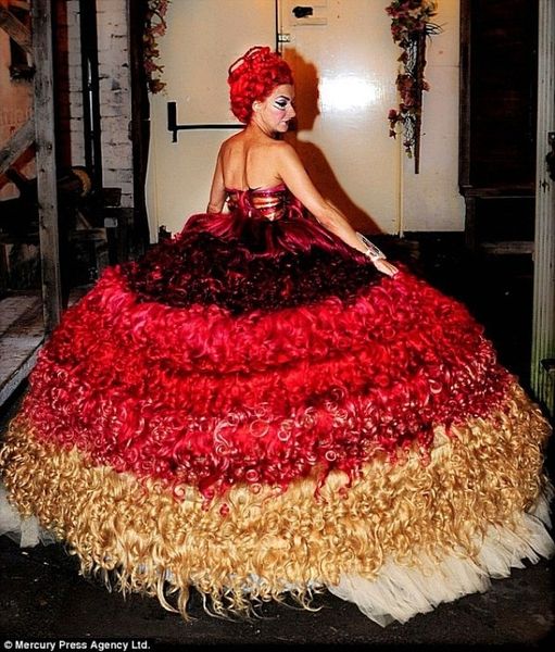 Платье из человеческих волос: 95-килограммовый наряд дизайнера Тельмы Мэдин (5 фото)