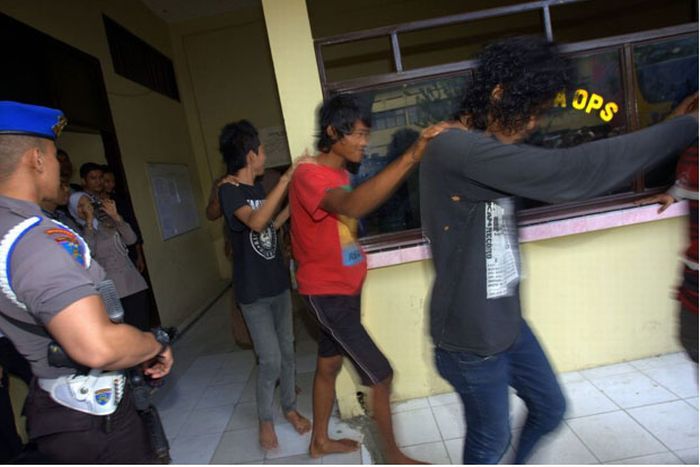 В Индонезии подстригли панков (15 фото)