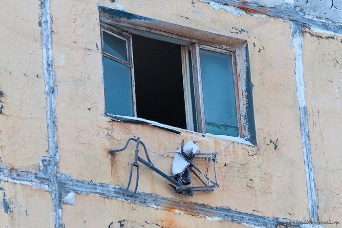 Заброшенное здание гостиничного типа в Норильске (55 фото)