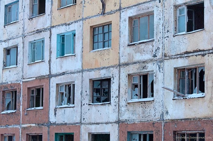 Заброшенное здание гостиничного типа в Норильске (55 фото)