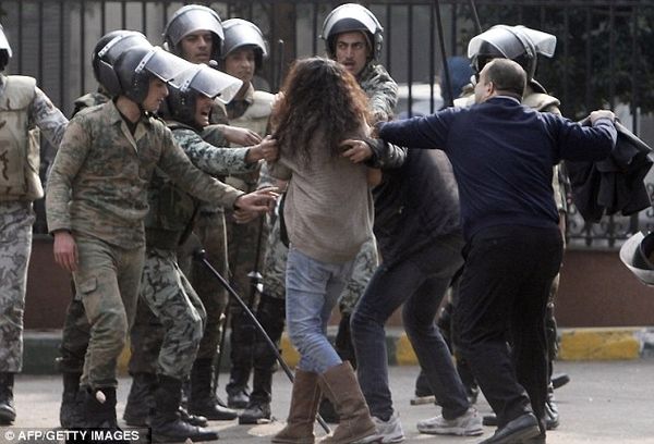 Военная полиция против протестующих женщин (6 фото)