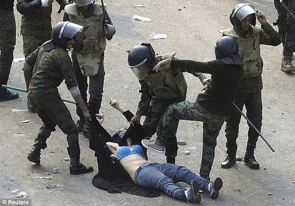 Военная полиция против протестующих женщин (6 фото)