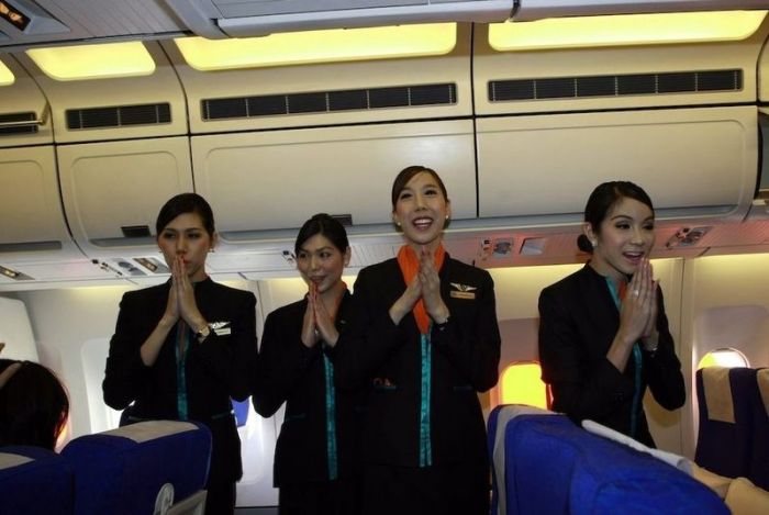 Стюардессы Тайландской авиакомпании (7 фото)