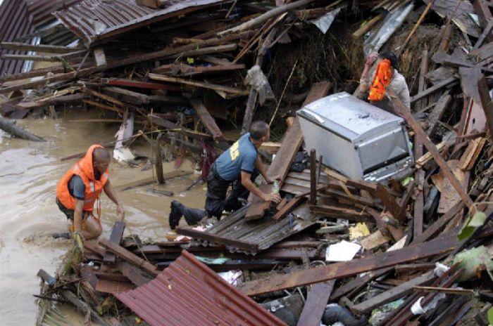Последствия тайфуна на Филиппинах (22 фото)