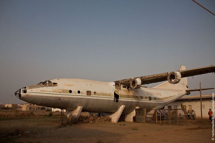 Забытый самолёт (8 фото)