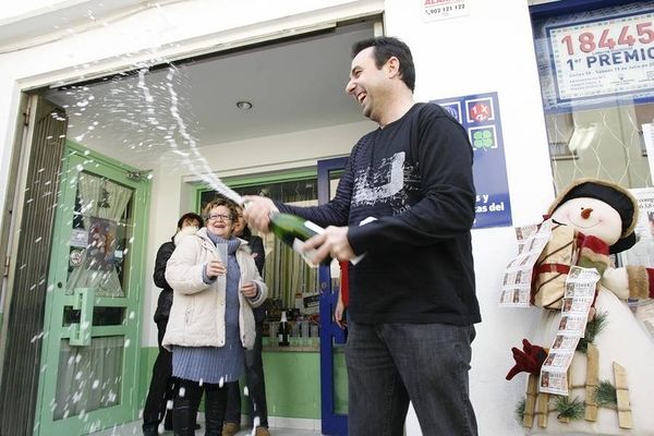 Жители испанской деревни выиграли в лотерею 720 миллионов евро (3 фото)