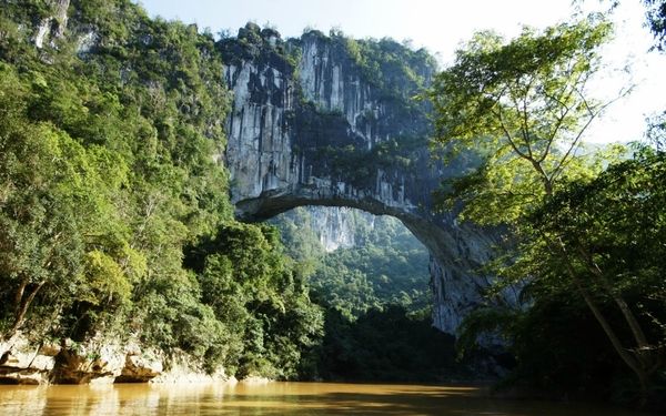 Крупнейший естественный мост в мире (5 фото)