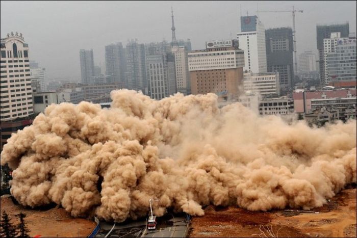 Взрыв многоэтажного здания в Китае (7 фото)