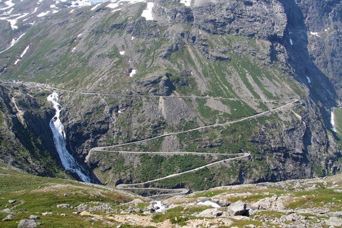 Непредсказуемая дорога в Норвегии (11 фото)