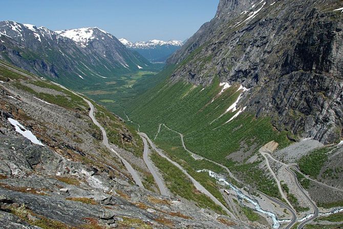 Непредсказуемая дорога в Норвегии (11 фото)