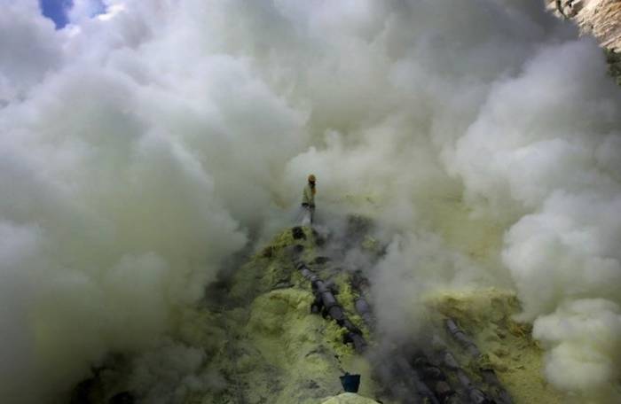 Как добывается сера в вулкане Kawah Ijen (22 фото)