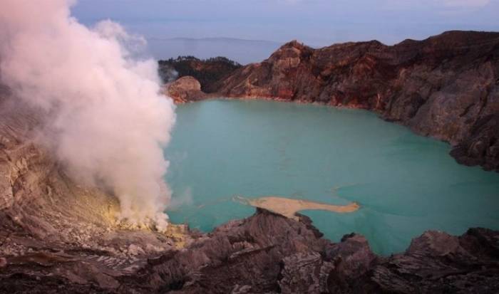 Как добывается сера в вулкане Kawah Ijen (22 фото)