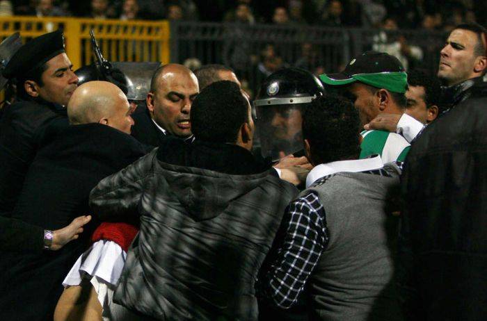Трагедия во время футбольного матча в Египте (10 фото)