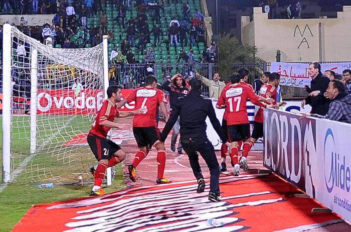 Трагедия во время футбольного матча в Египте (10 фото)