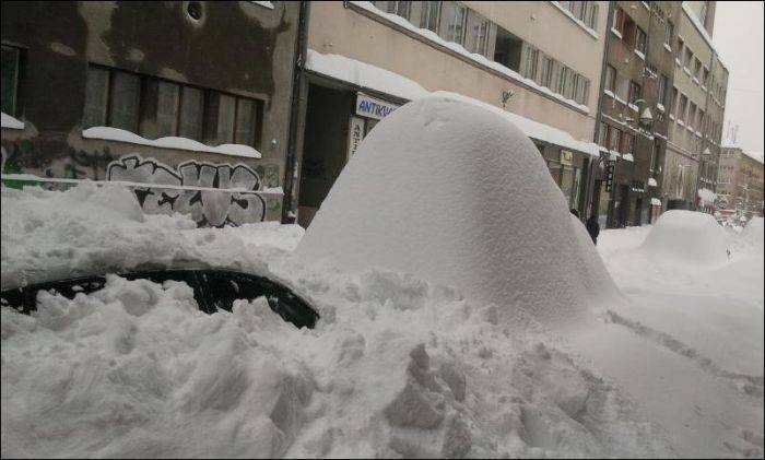 Зимний аттракцион: найди свой автомобиль (20 фото)