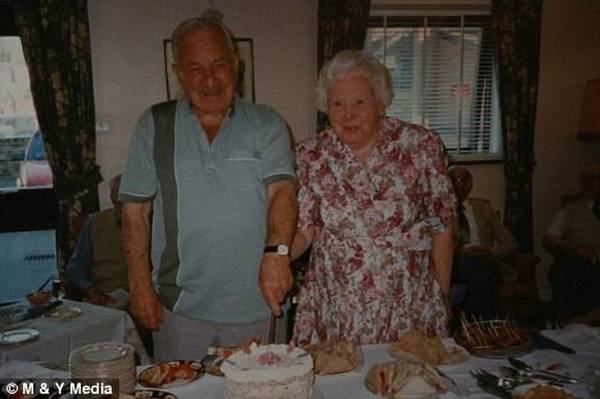 Британская пара отметила 82-й юбилей совместной жизни (4 фото)