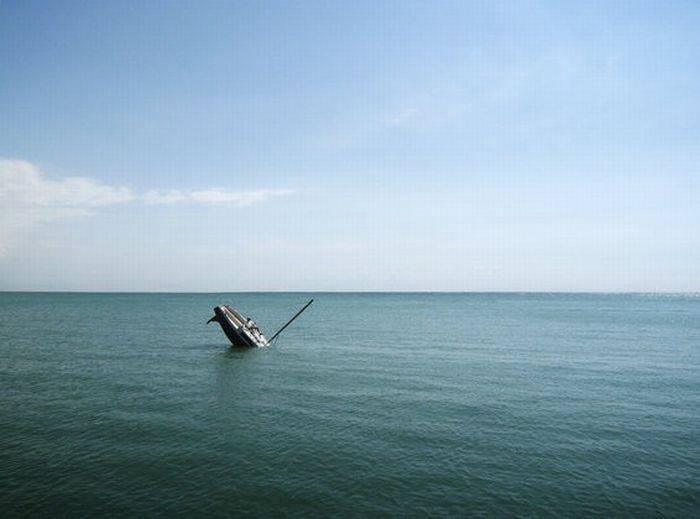 Затонувшая яхта (9 фото)